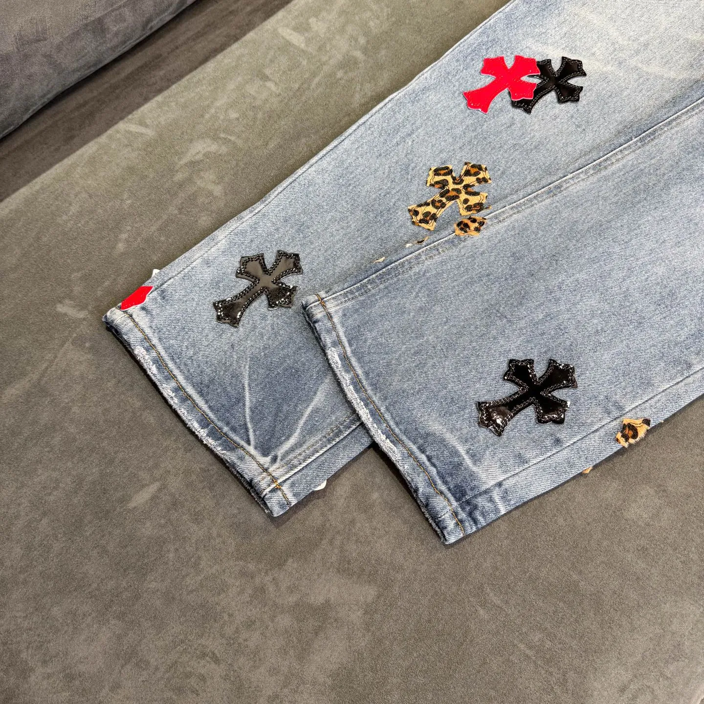 P280 Chrome Hearts blue denim with red black panther pattern multi-leather jeans. CH jeans need to be washed and then disassembled and hand-stitched with sheepskin cross leather and then spliced ​​to complete. The whole piece has too many craftsmanship to explain. The patchwork cross pattern is embellished, and the high-waisted washed jeans! ! Absolutely high-end luxury products, god-level single products and super popular products, made with top heavy industry, a must-see magic weapon. Customized hardware. The fabric is thick and soft after washing. It has good breathability. Customized small leather label. Unique design. The details are simple and elegant, and the workmanship is exquisite. The entire trousers are neatly routed and the details are in place! It’s so cool that both men and women can easily control the genderless trend! Color: Blue Size: 28 30 32 34 36